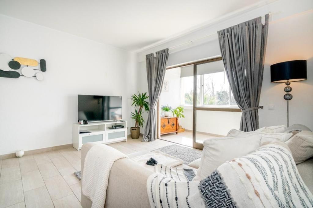 Spacious 1 Bed In Vilamoura, Fast Wifi & Pool * Quarteira