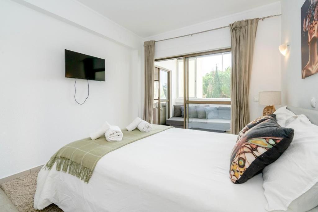 Spacious 1 Bed In Vilamoura, Fast Wifi & Pool Apartamento