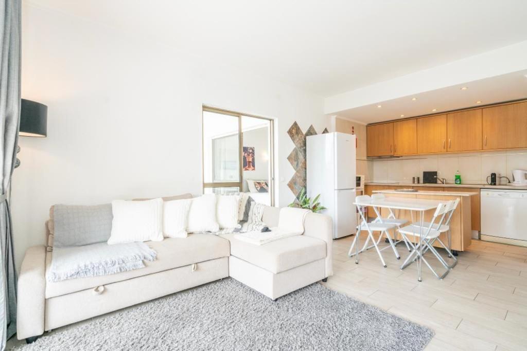 Spacious 1 Bed In Vilamoura, Fast Wifi & Pool Apartment