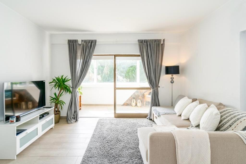 Spacious 1 Bed In Vilamoura, Fast Wifi & Pool *