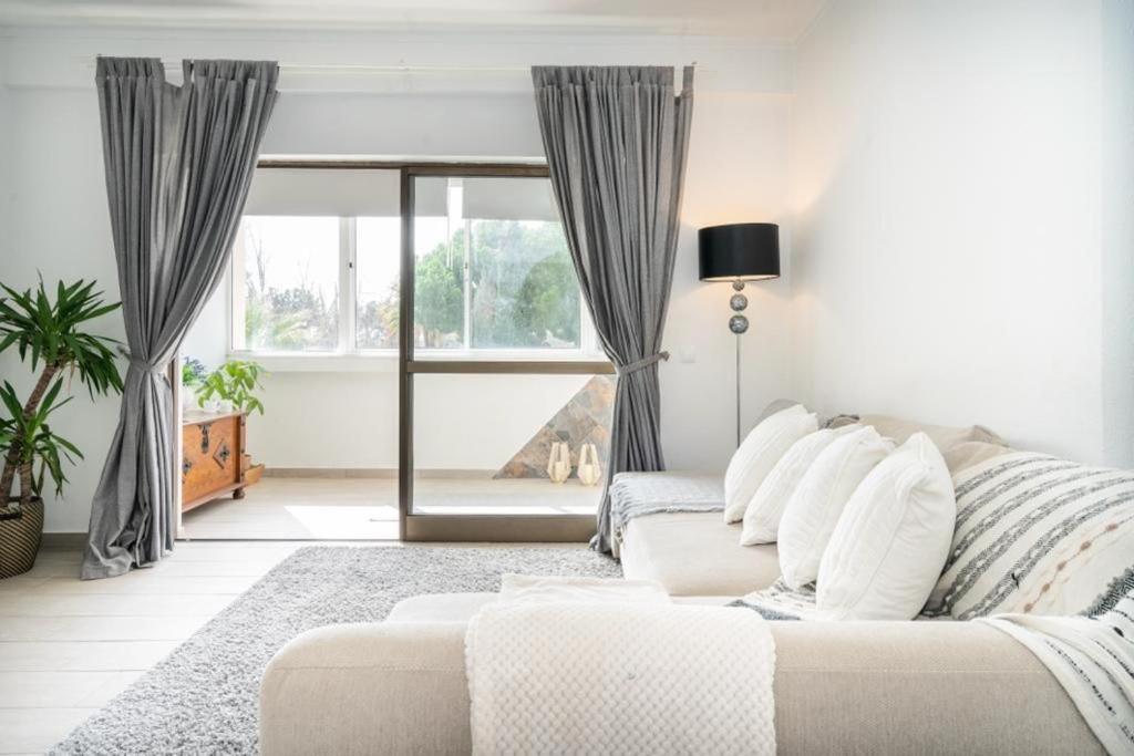 Spacious 1 Bed In Vilamoura, Fast Wifi & Pool Apartment *